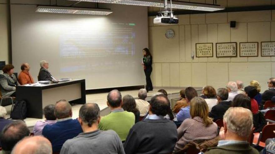 Laura Piñuela, de pie, durante la exposición de su tesis.