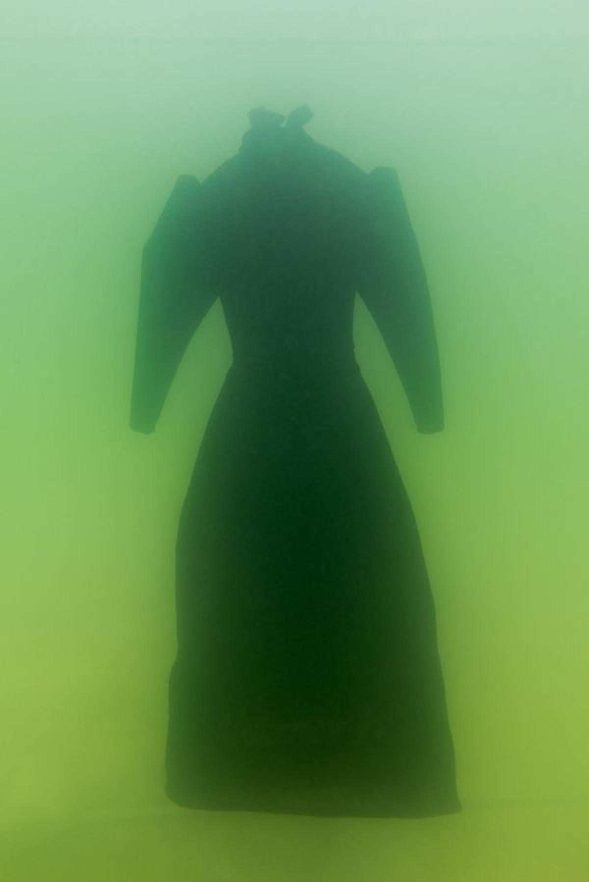 Vestido sumergido en el mar por Sigalit Landau