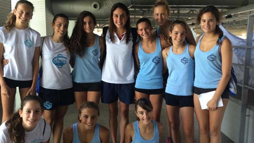 Las chicas del Mediterránea, con Crespí en Castellón.