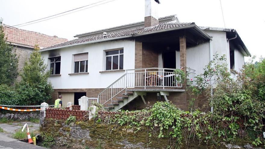 Una imagen de la casa arrasada parcialmente por un incendio en Sanguñedo. // Bernabé / Juan Carlos Asorey