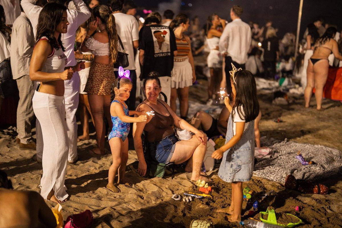 La playa de la Barceloneta llena para celebrar la noche de Sant Joan La playa de la Barceloneta llena para celebrar la noche de Sant Joan