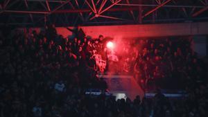 Los radicales del Benfica lanzan hasta tres bengalas contra la grada local