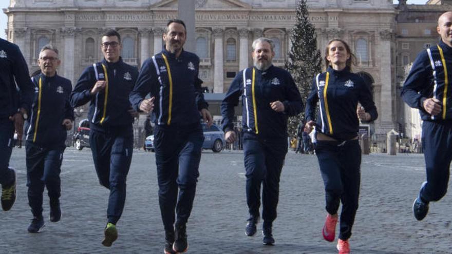 El equipo de atletismo del Vaticano frente a la basílica de San Pedro.