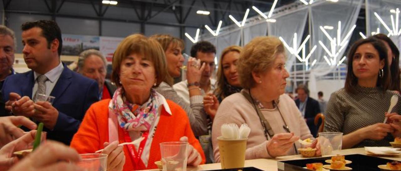 Degustación de platos ibicencos en el estand de Eivissa de Fitur.