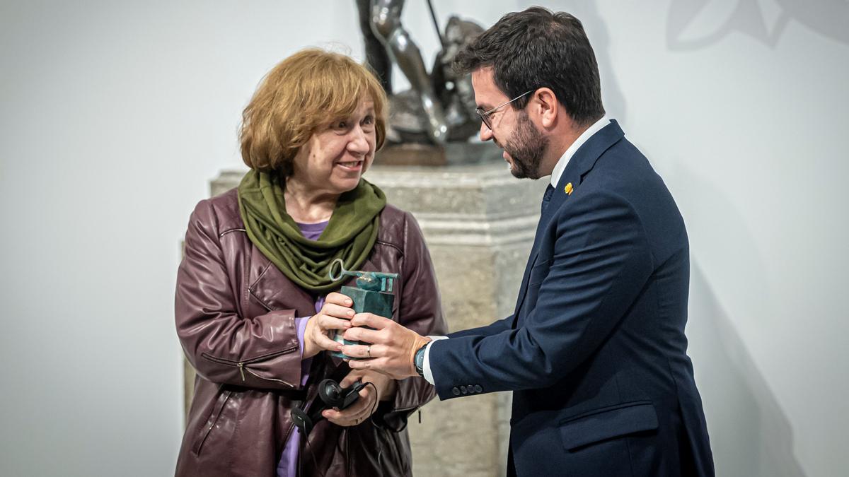 BARCELONA 10/10/2022 ICULT La escritora Svetlana Alexievich recibe el XXXIV Premi Internacional Catalunya, con el president de la Generalitat, Pere Aragonès. En la Generalitat. PERSONAJES: PERE ARAGONÉS I SVETLANA ALEXIEVICH. AUTOR: MANU MITRU