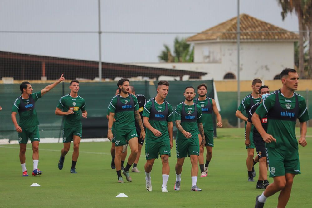 Se trata de su primer entrenamiento en este complejo deportivo para preparar el partido de mañana (22.00) en el Martínez Valero frente al Real Zaragoza.