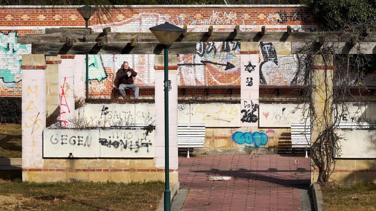 Un hombre descansa al sol en un parque de Parquesol de Valladolid. ante las buenas temperaturas