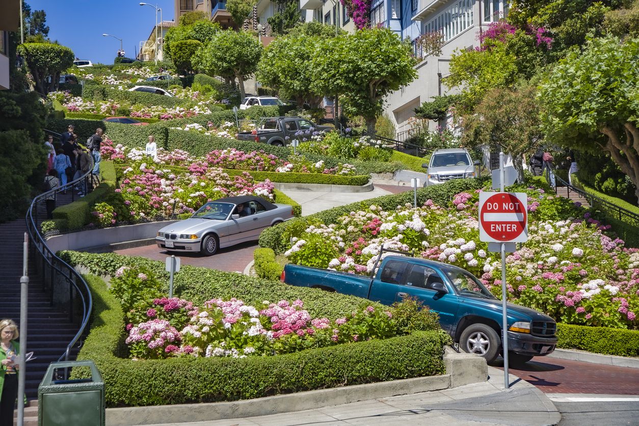 A pesar de lo bonito que es este tramo de Lombard Street, los coches no son demasiado fans