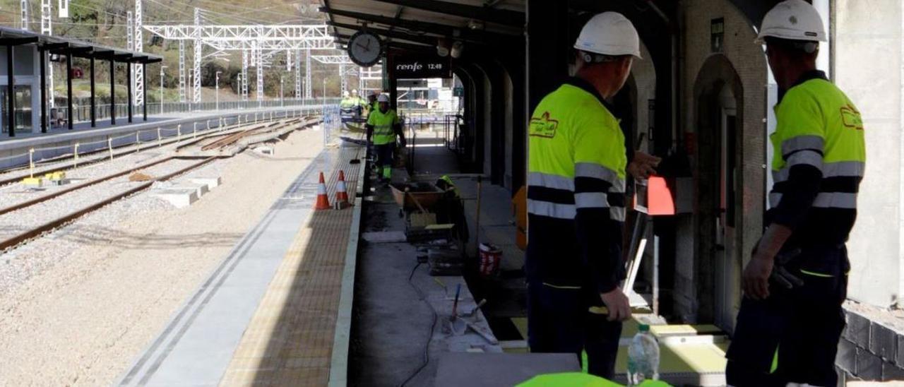 Obras de adecuación a la alta velocidad en la estación de Pola de Lena, ayer. | Fernando Rodríguez