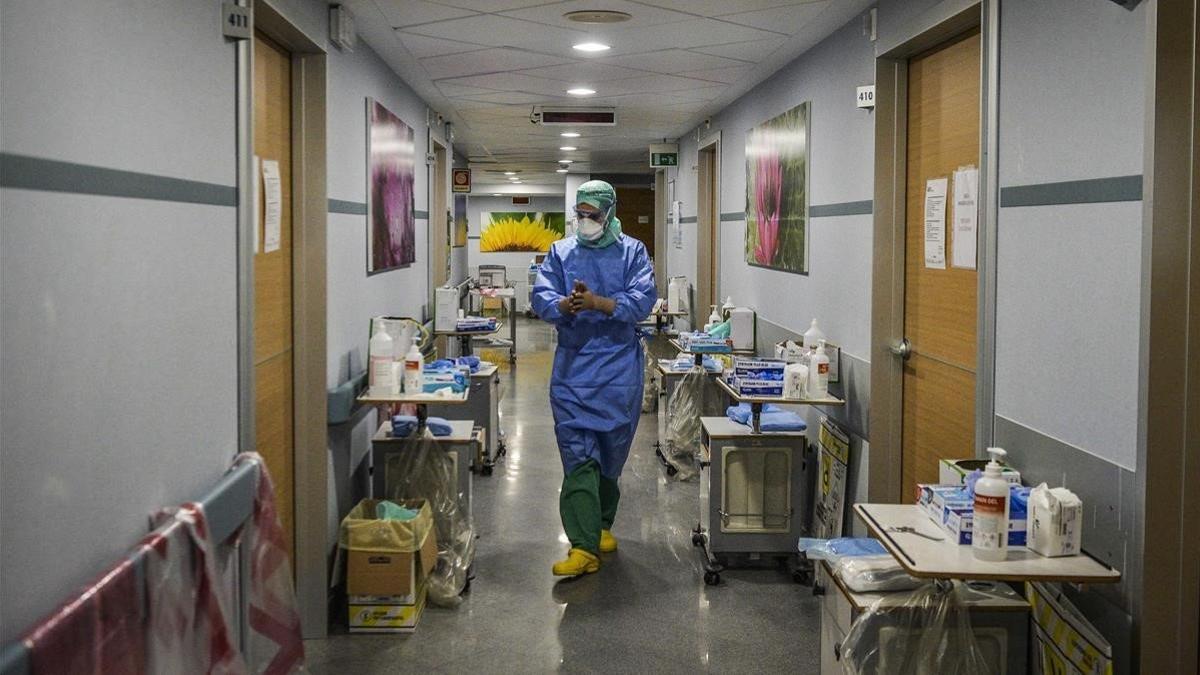 Un médico en la planta de pacientes afectados por coronavirus de un hospital de Milán, este lunes.