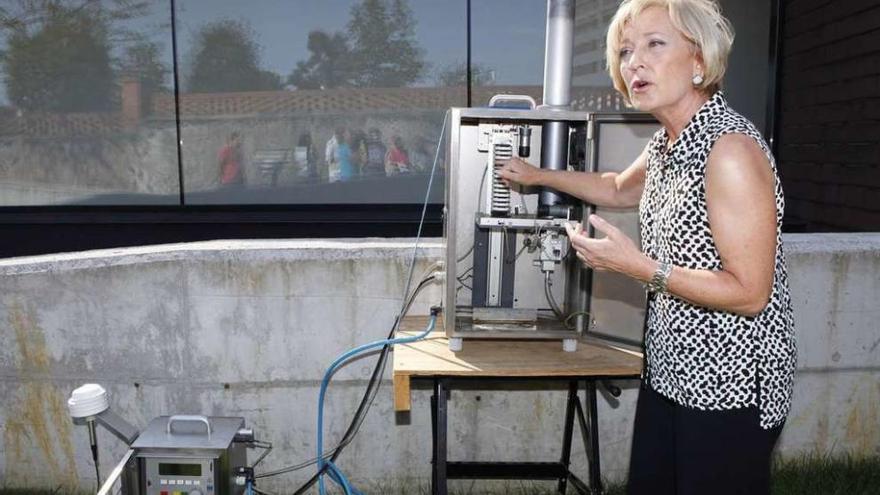 Elena Marañón, ayer, junto al medidor en discontinuo de PM10 instalado en el parque de El Lauredal.