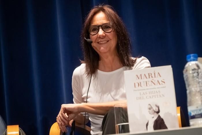 La escritora María Dueñas, con escolares de los IES Los Cristianos e Ichasagua