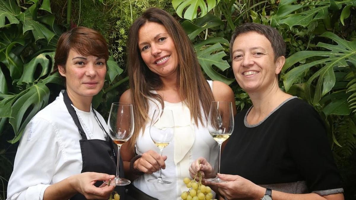 Ariadna Julián, Clara Saludes e Isabelle Brunet,en la terraza de Monvínic.