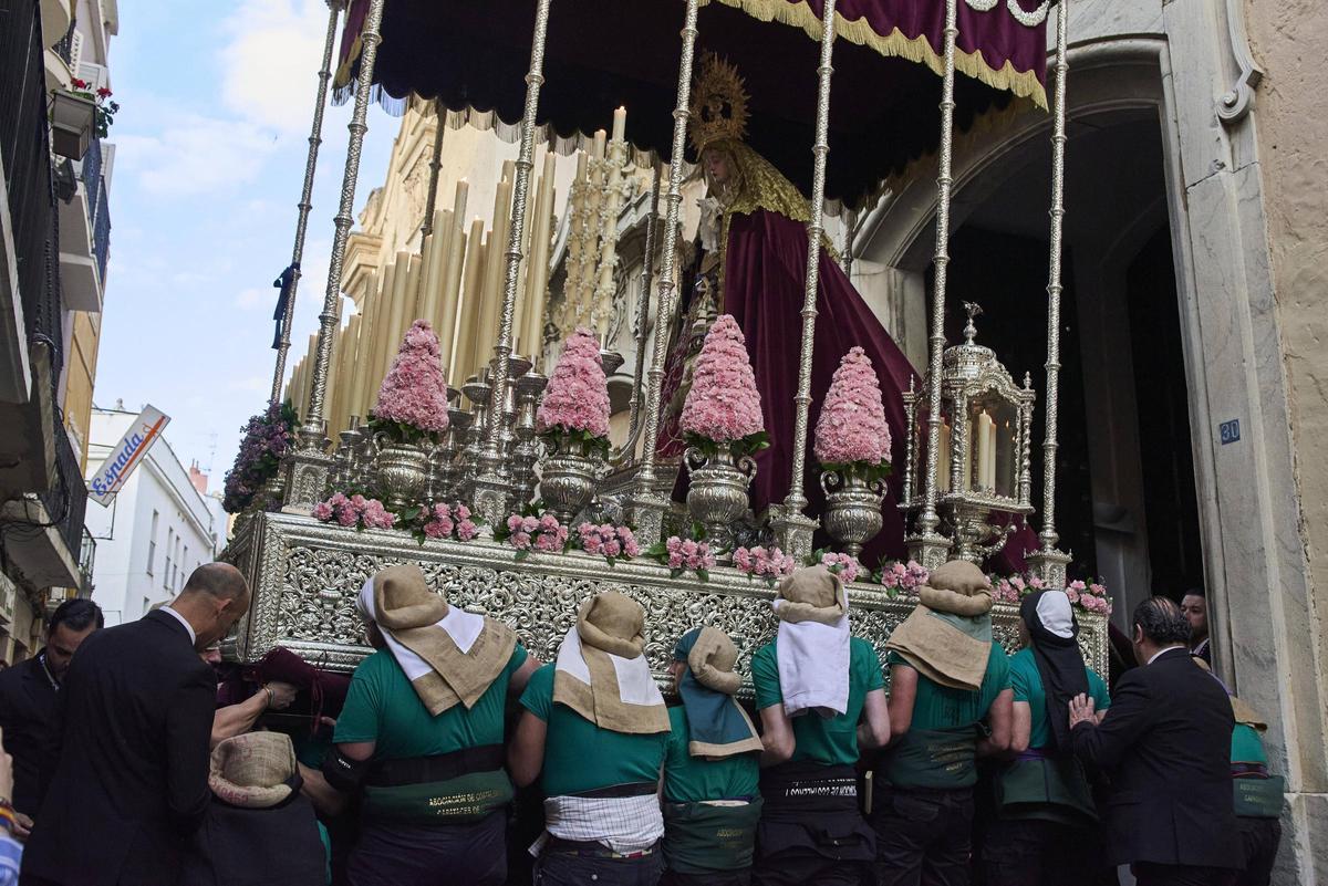 Costaleros en la procesión de la Veracruz, en la Semana Santa de Badajoz 2025.