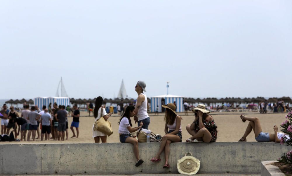 Las playas de València se llenan el primer fin de semana del verano