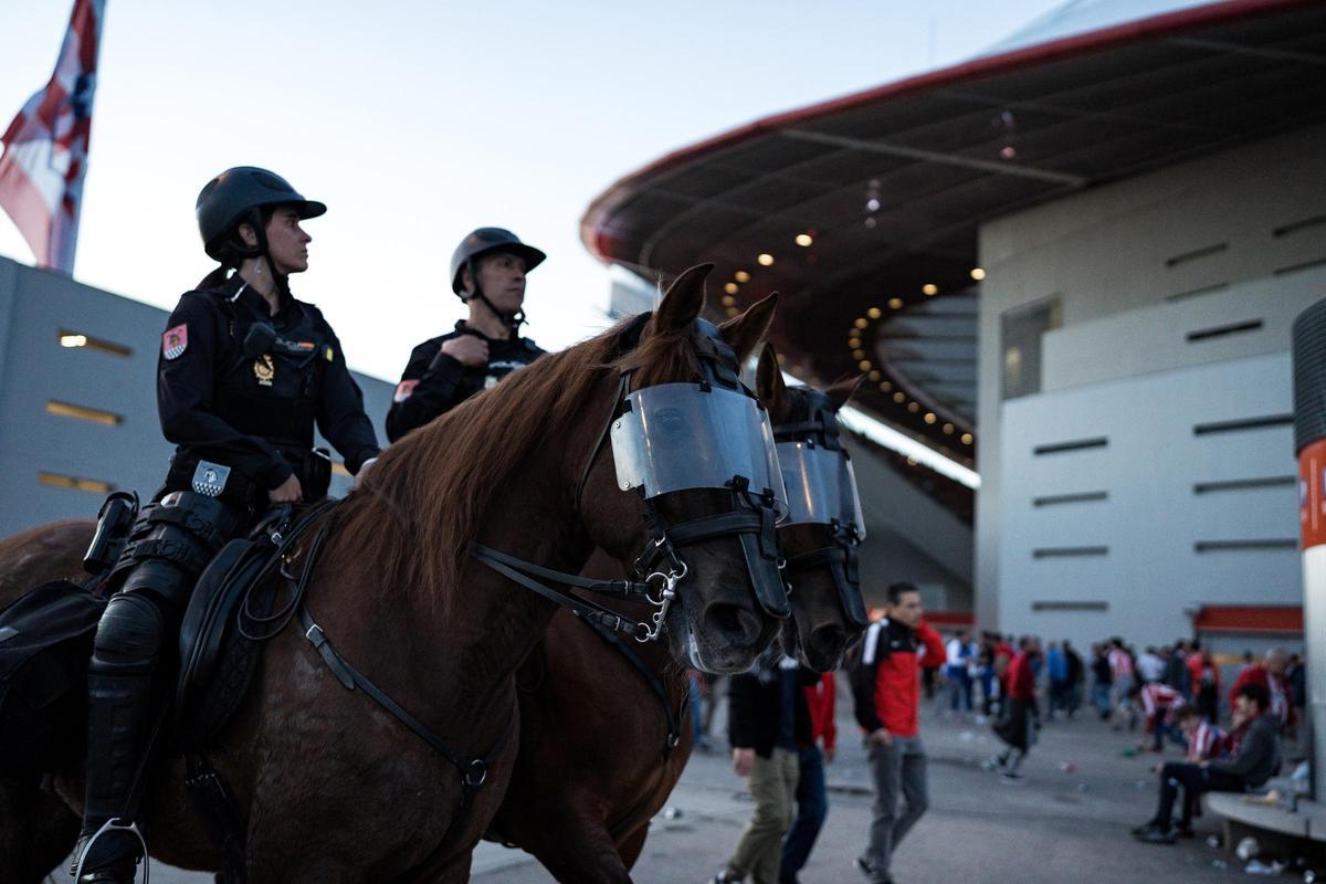 Varios agentes de Policía a caballo controlan los exteriores del  Metropolitano.