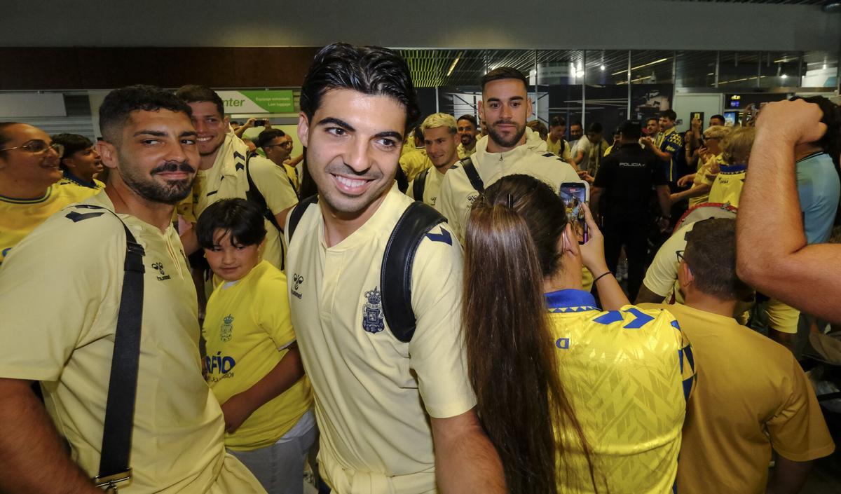 Aficionados reciben a la UD Las Palmas en el aeropuerto tras sellar el playoff