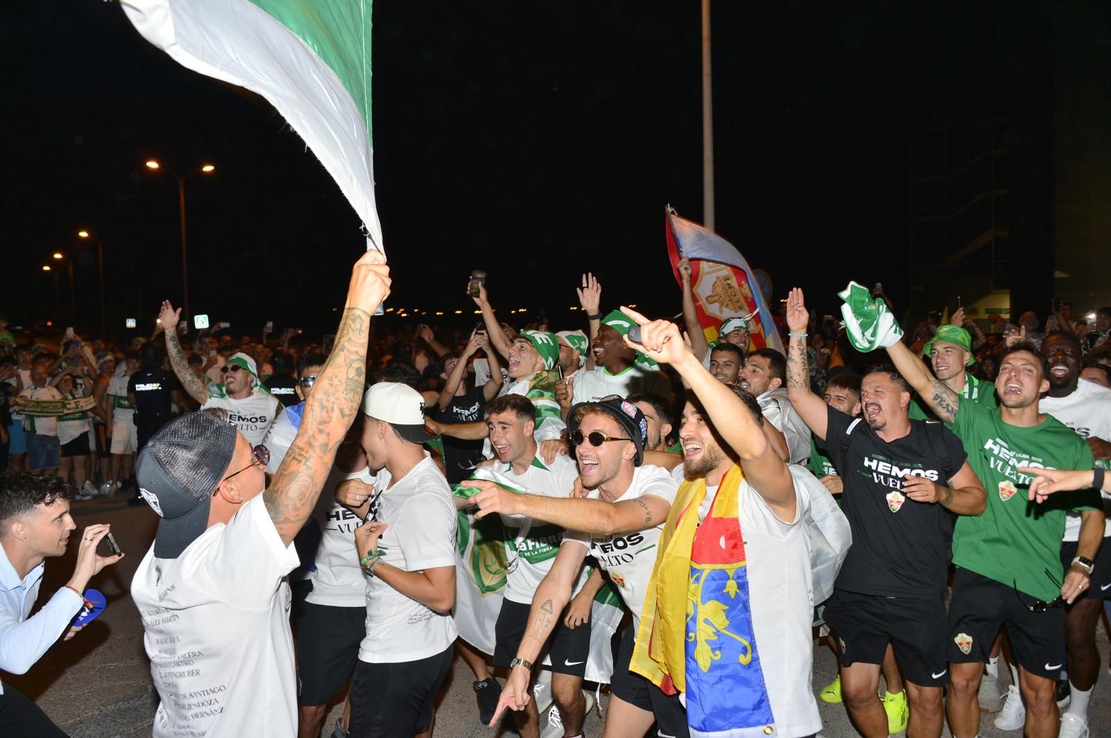 La afición del Elche recibe a los héroes del ascenso a su llegada al Martínez Valero