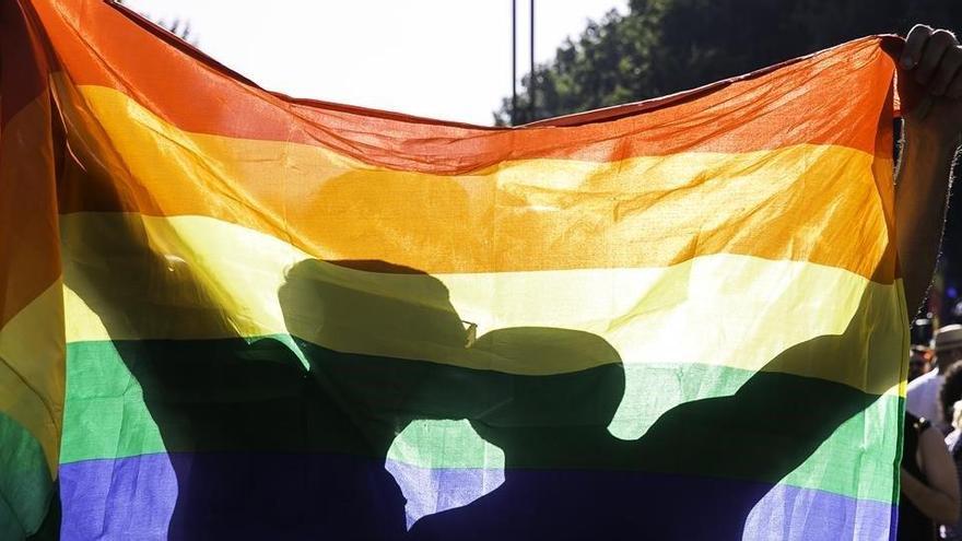 Pareja LGTBI besándose durante la manifestación del Orgullo.