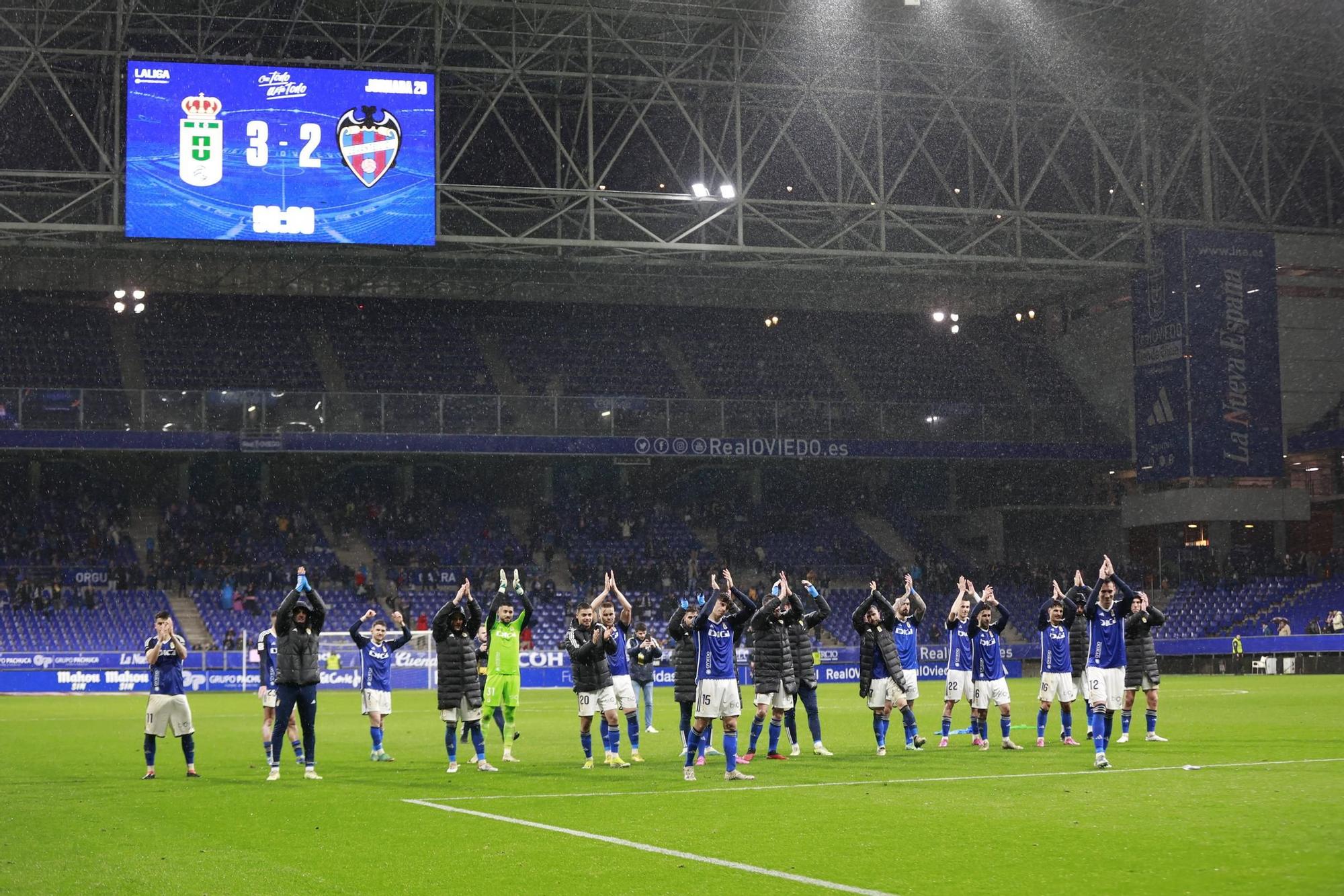 EN IMÁGENES: Ambiente y partido de un Real Oviedo-Levante pasado por agua