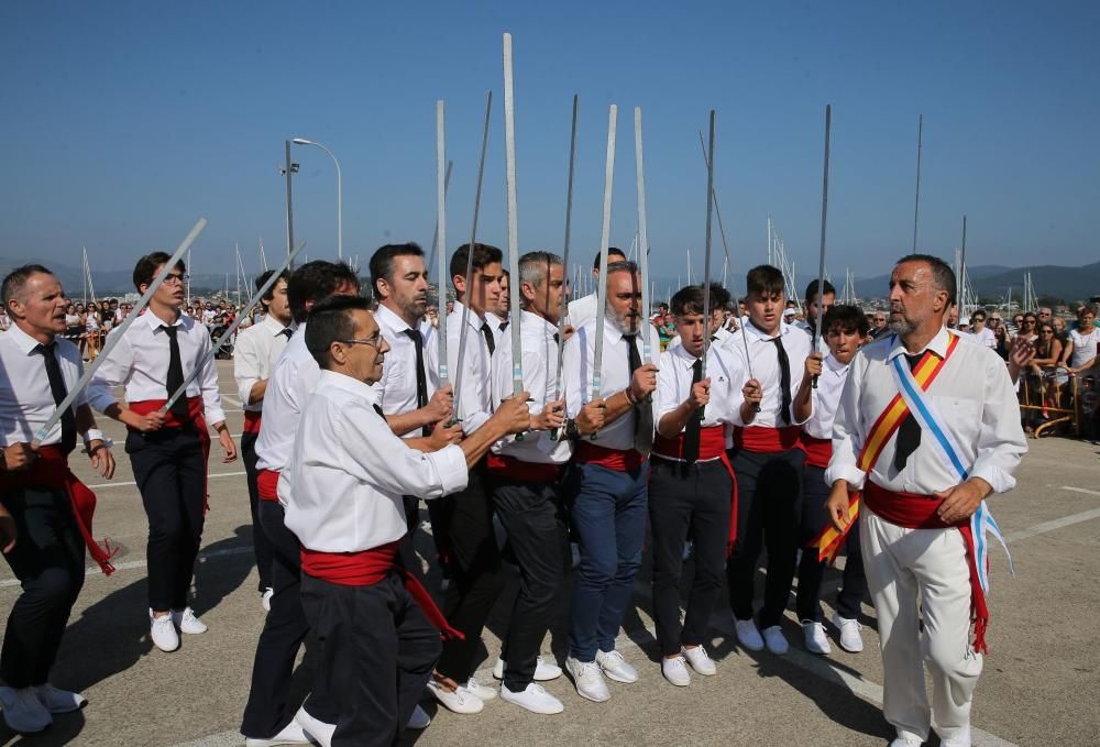 Baiona celebra las fiestas del Carmen a ritmo de espadas. // Marta G. Brea