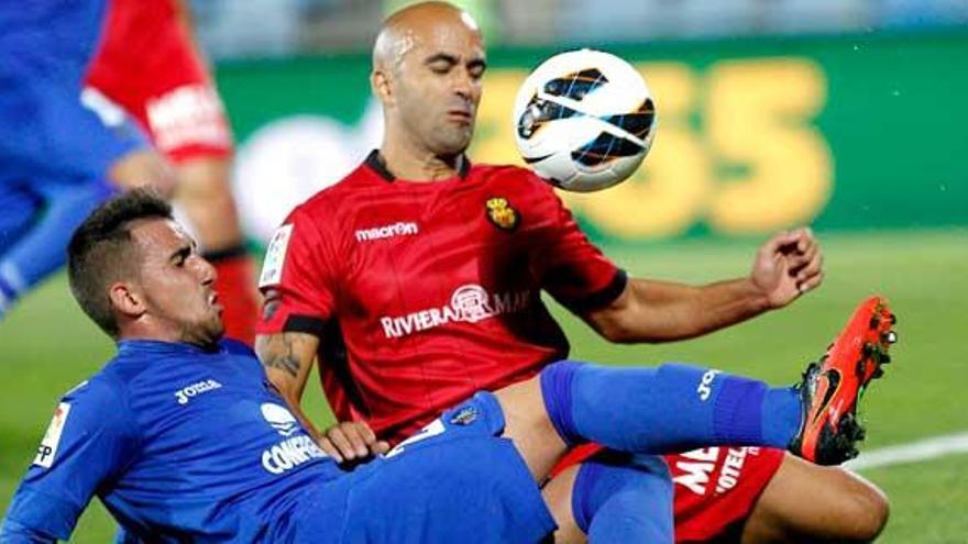 Nunes lucha contra Alcácer por el balón durante el partido disputado este lunes ante el Getafe.
