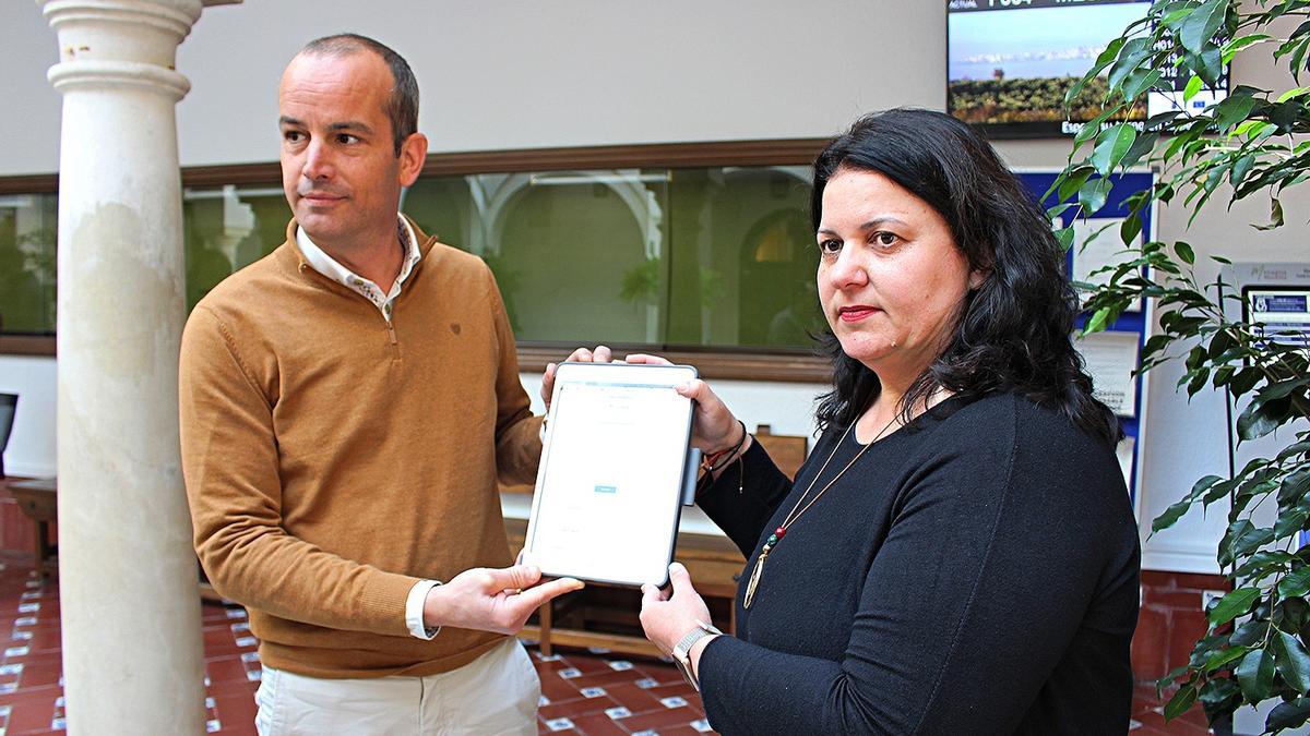 Valeriano Rosales y Antonia Ramírez muestran la novedad tecnológica del Ayuntamiento de Montilla.