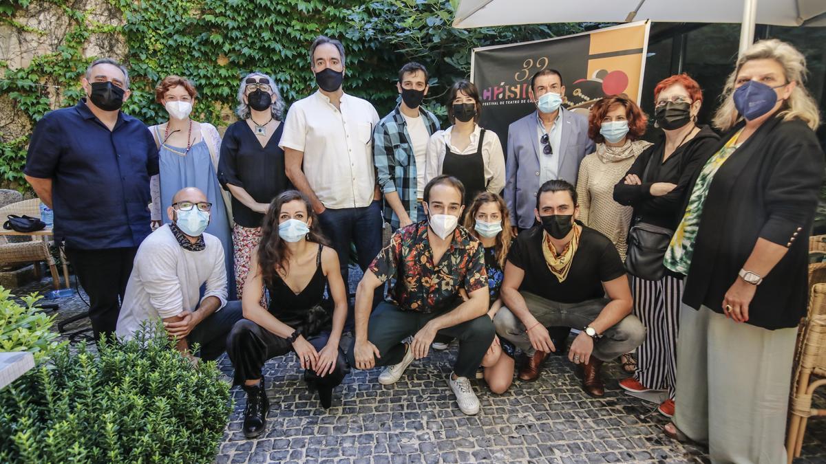 Organización y representantes de las compañías y elenco de los montajes, este martes, en Torre de Sande.