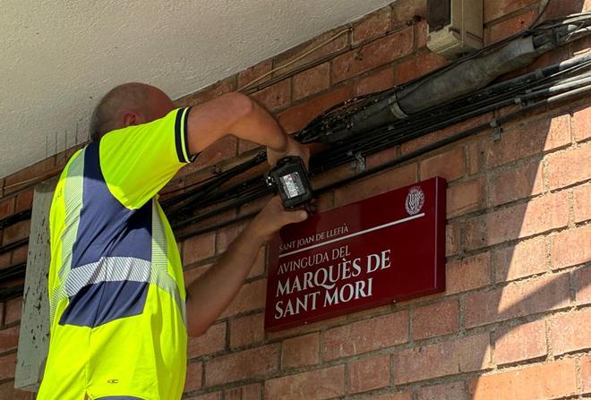 Comienza la sustitución de las 4.000 placas con los nombres de las calles de Badalona