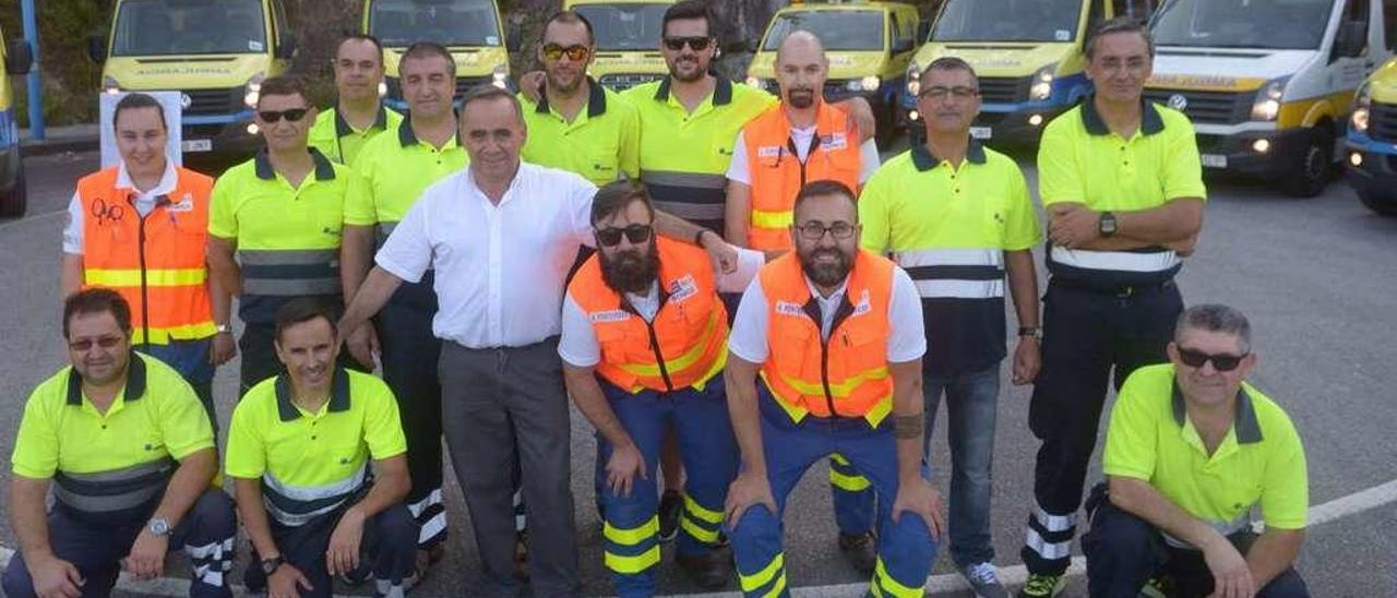 Piñeiro, tercero por la izquierda, en primera fila, junto a sus antiguos compañeros de trabajo. // Noé Parga