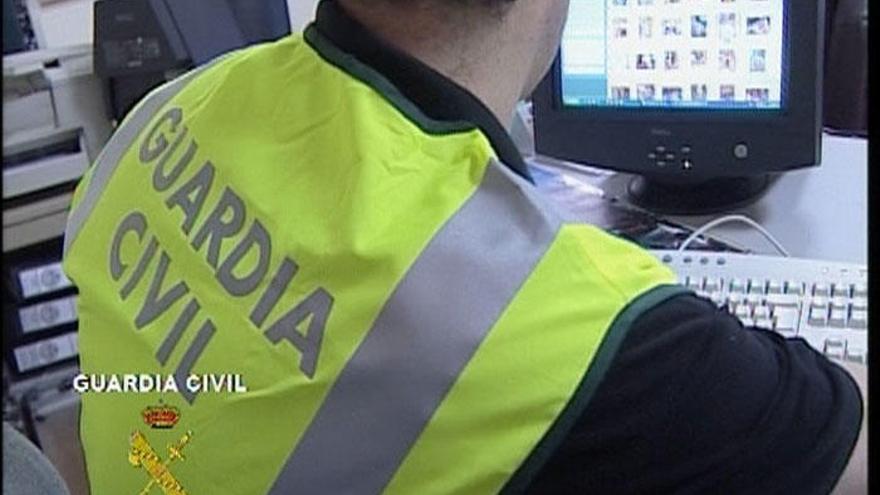 Foto de archivo de un Guardia Civil en una operación contra la pornografía infantil.