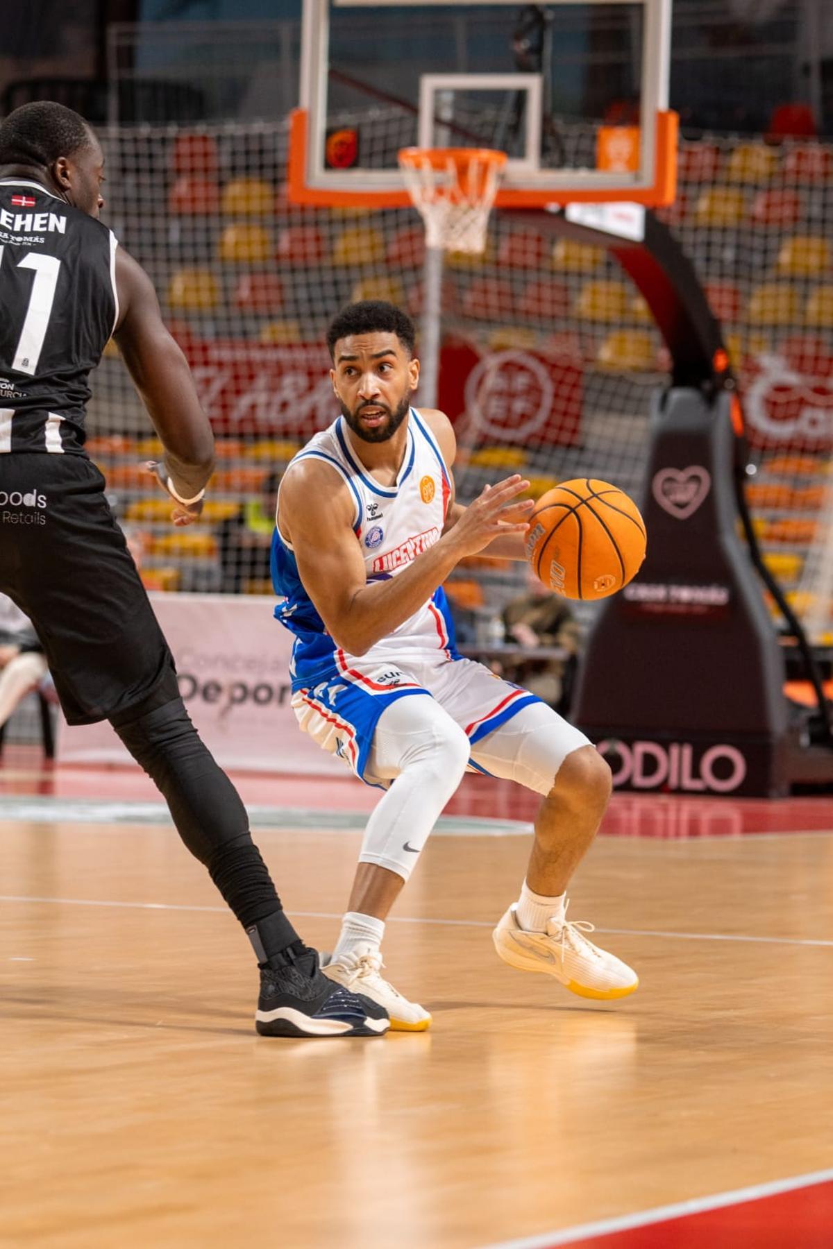 Yasiin Joseph recibe la bola y busca qué hacer con ella durante el partido en Cartagena del HLA.