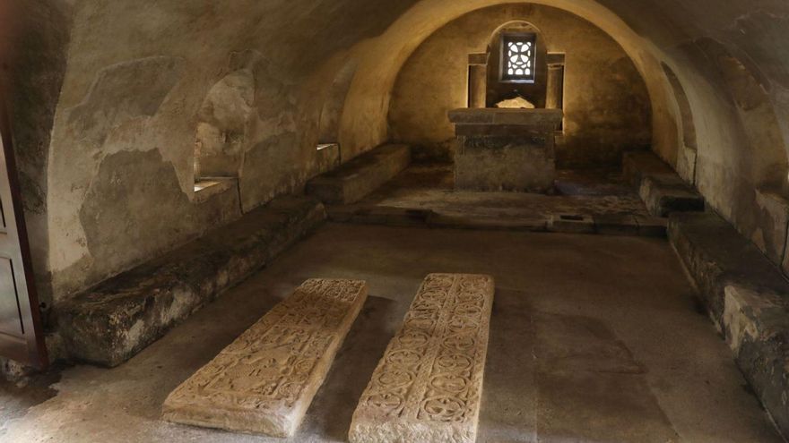 La cripta de Santa Leocadia de la Catedral con las laudas. | LUISMA MURIAS