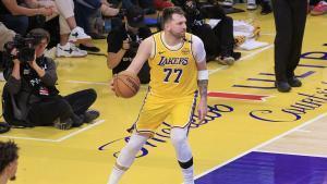 Luka Doncic de los Lakers controla un balón durante un partido de la NBA entre Los Angeles Lakers y Utah Jazz, en el estadio Crypto.com Arena en Los Ángeles (Estados Unidos). EFE/ Javier Rojas
