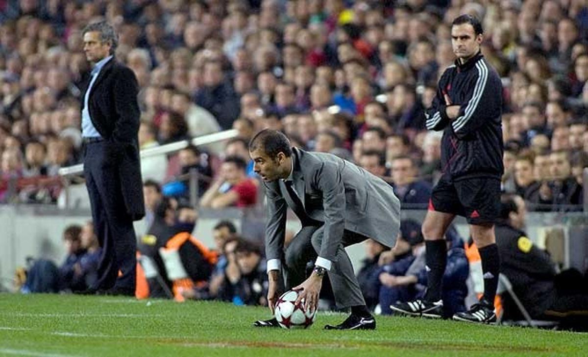 Duels a la Lliga de Campions.Guardiola atura una pilota durant el partit de lligueta de la Champions disputat al Camp Nou el 24 de novembre de l’any passat. Al fons, Mourinho.