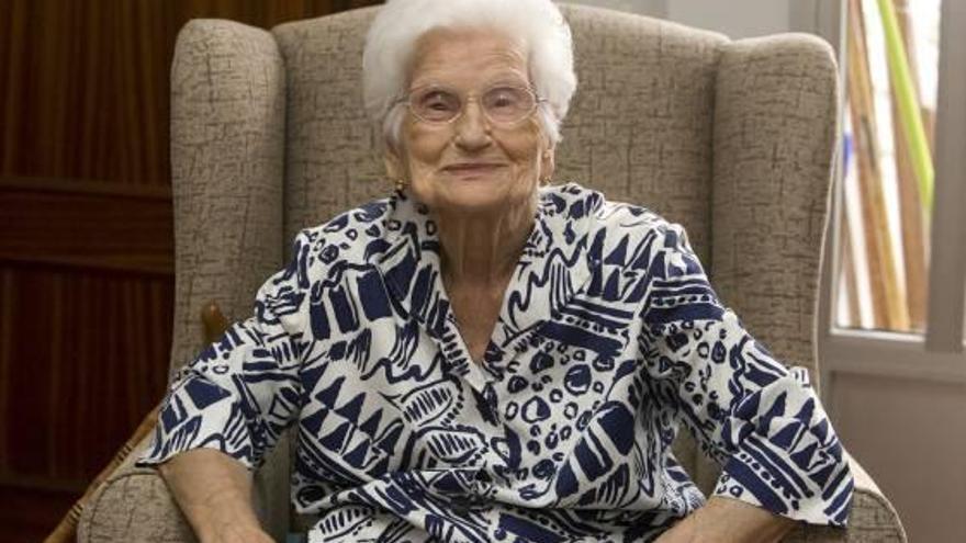 Muere a los 100 años la decana de los lectores de la biblioteca, Manuela Gil