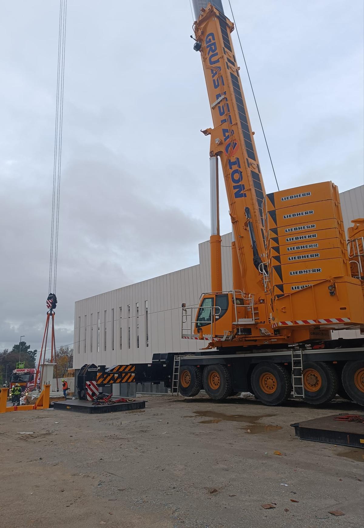 Instalación da primeira peza do ciclotrón dentro do búnker do Centro de Protonterapia.