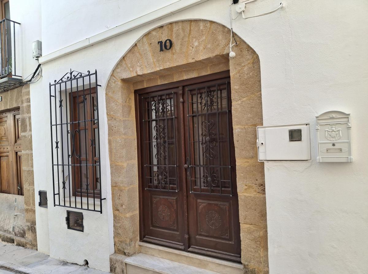 La puerta de tosca de una casa recién restaurada