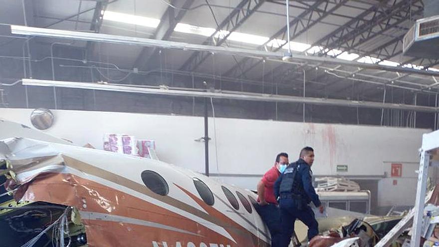 Tres muertos y varios heridos al estrellarse una avioneta contra un supermercado en México