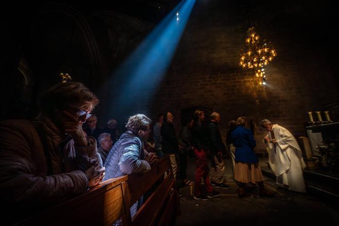 Fieles acuden a la catedral de Barcelona para rendir homenaje tras la muerte del papa Francisco