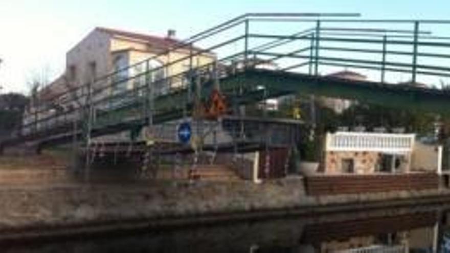 Castelló arranja el pont de vianants dels canals a Falconera