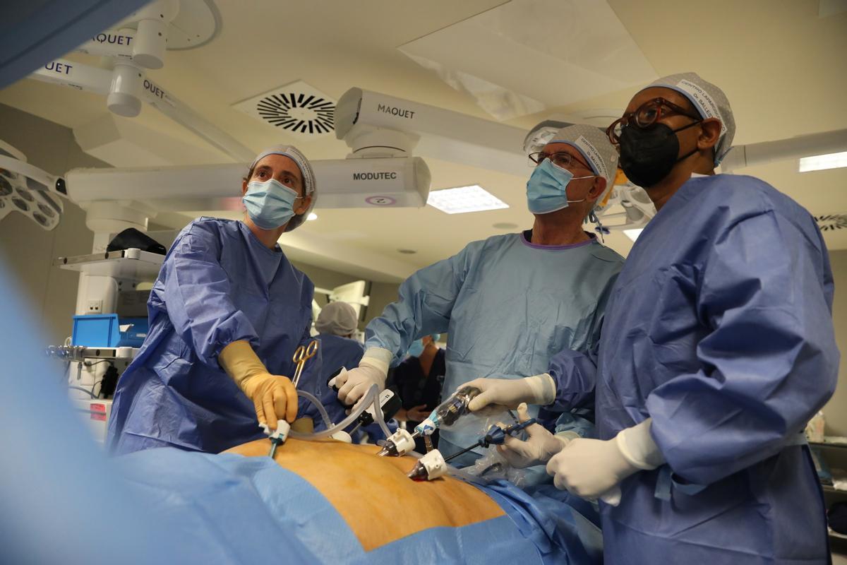 Cirugía en un hospital privado de Madrid para tratar la obesidad.