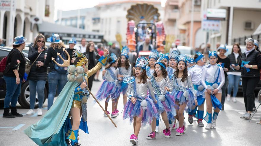 Los bailes y desfiles toman Alcalà-Alcossebre con una  fiesta por partida doble