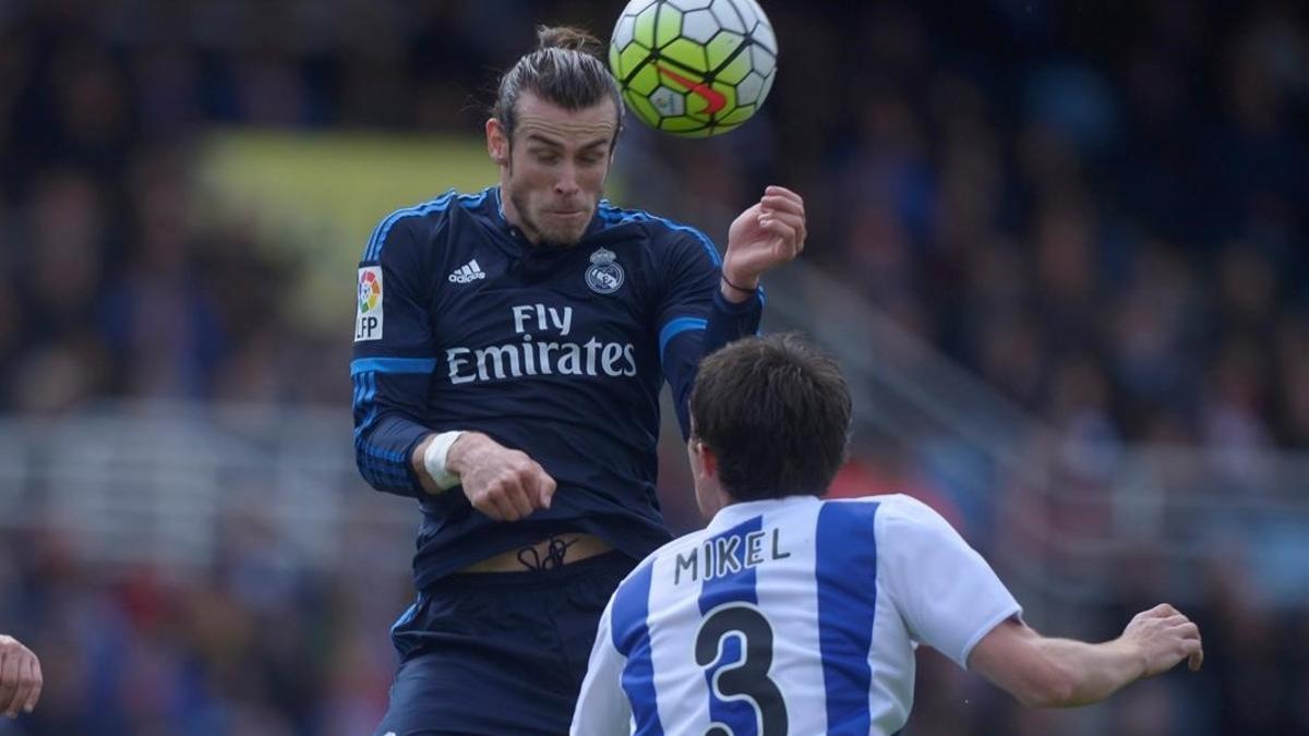 Bale cabecea un balón en el partido ante la Real Sociedad.