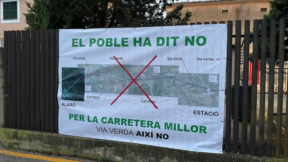 Pancarta de la plataforma &#039;Via verda, així no&#039; colgada en la localidad.