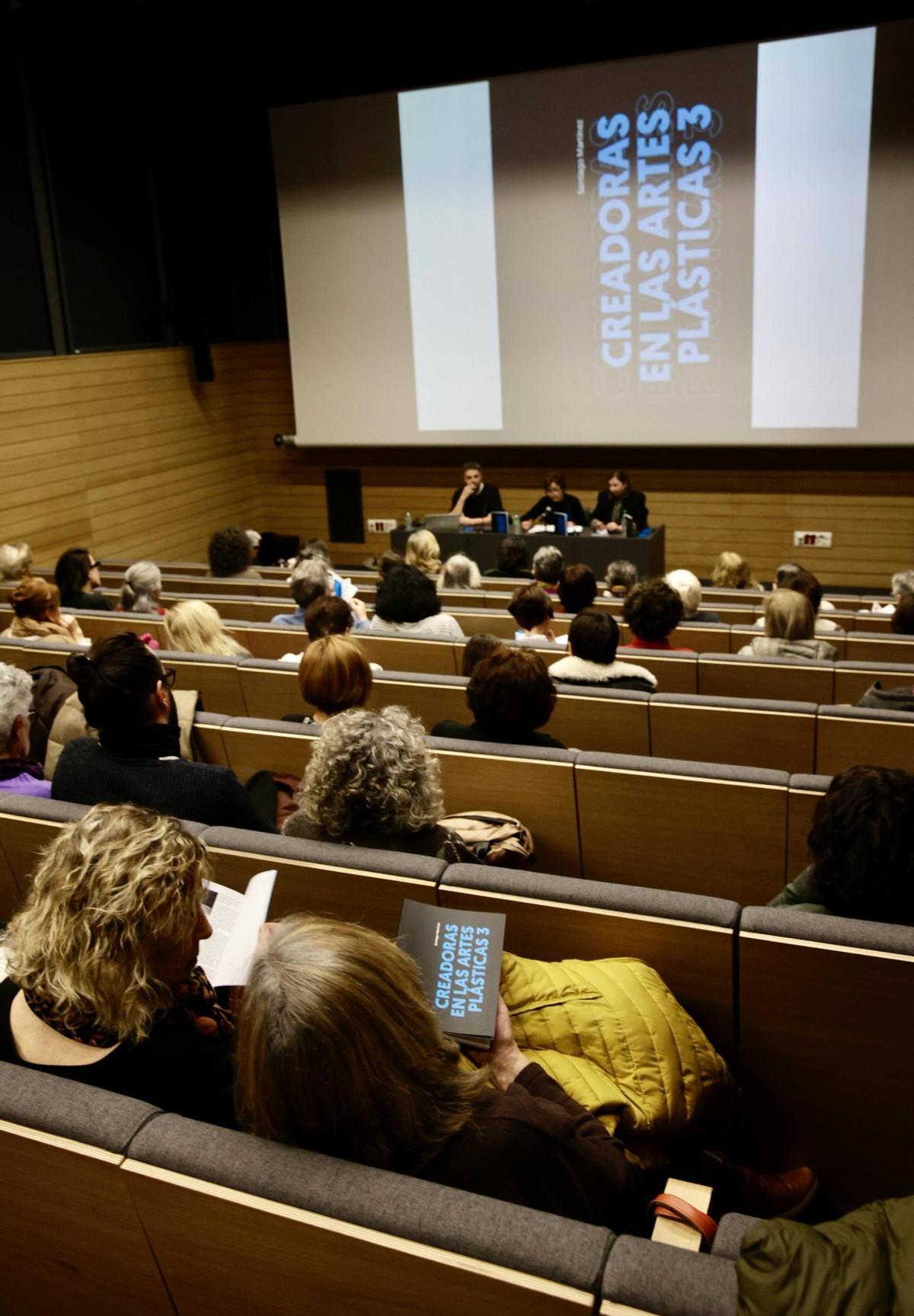 Reconocimiento a las artistas que no salen en los manuales: el comisario de la exposición "13 creadoras" presenta un libro con la Alcaldesa sobre el arte femenino español del siglo XX (en imágenes)