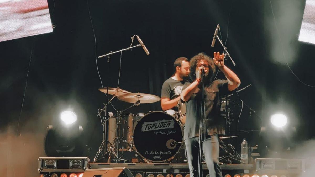 A la izquierda, concierto de la banda Top Lider. A la derecha, un mozo se luce haciendo un recorte ante una vaquilla en Alcañices.