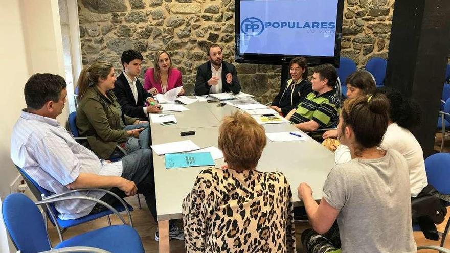 Reunión entre miembros del PP y colectivos animalistas.