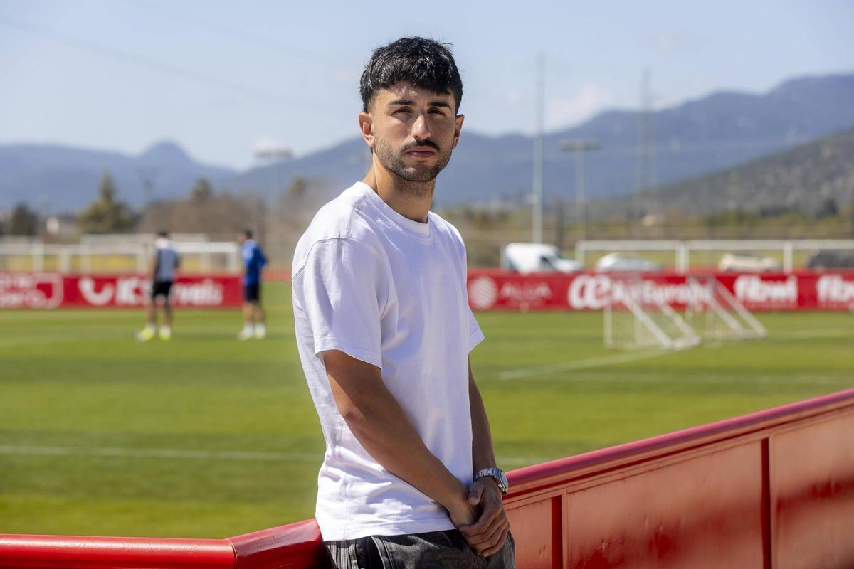 Manu Morlanes, futbolista del Real Mallorca, posa para este diario en Son Bibiloni.
