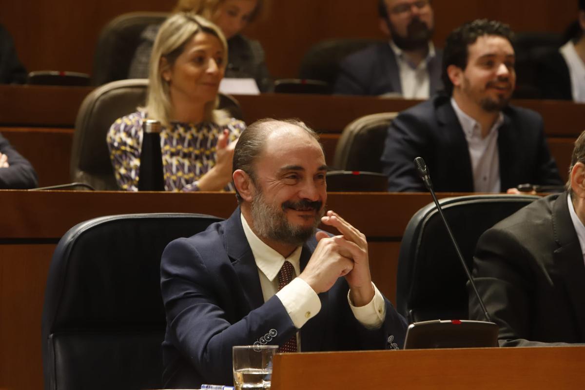 El presidente del Gobierno de Aragón, Javier Lambán, sonríe en el pleno de las Cortes.